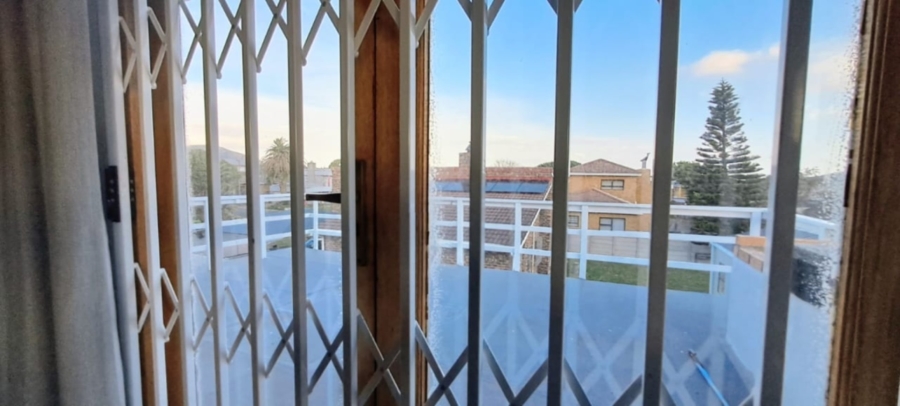 4 Bedroom Property for Sale in Sandbaai Western Cape